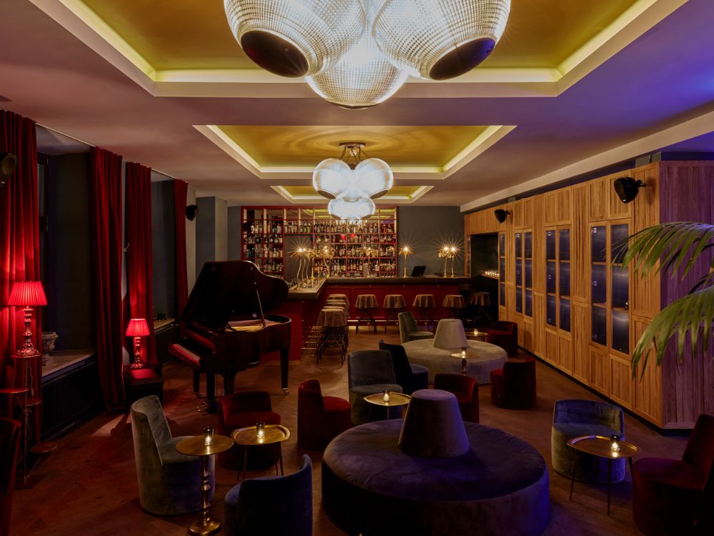 Boilerman Bar mit Flügel, Loungebestuhlung und langem Tresen