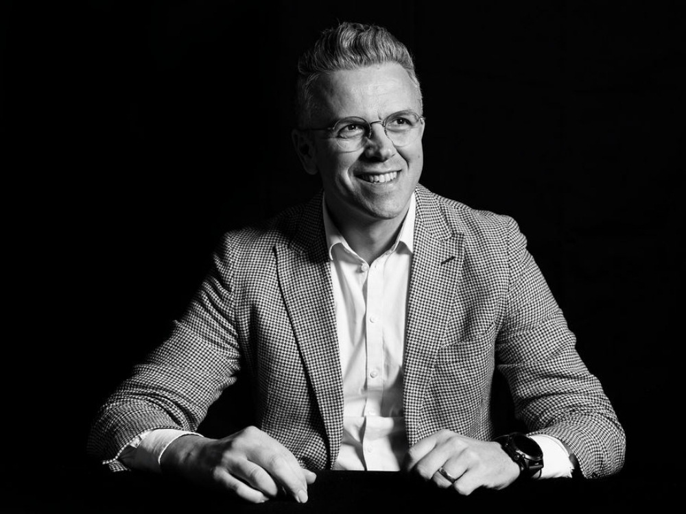 Black and white portrait of the General Manager of the 25hours Hotel Terminus Nord, Tonio Logiudice