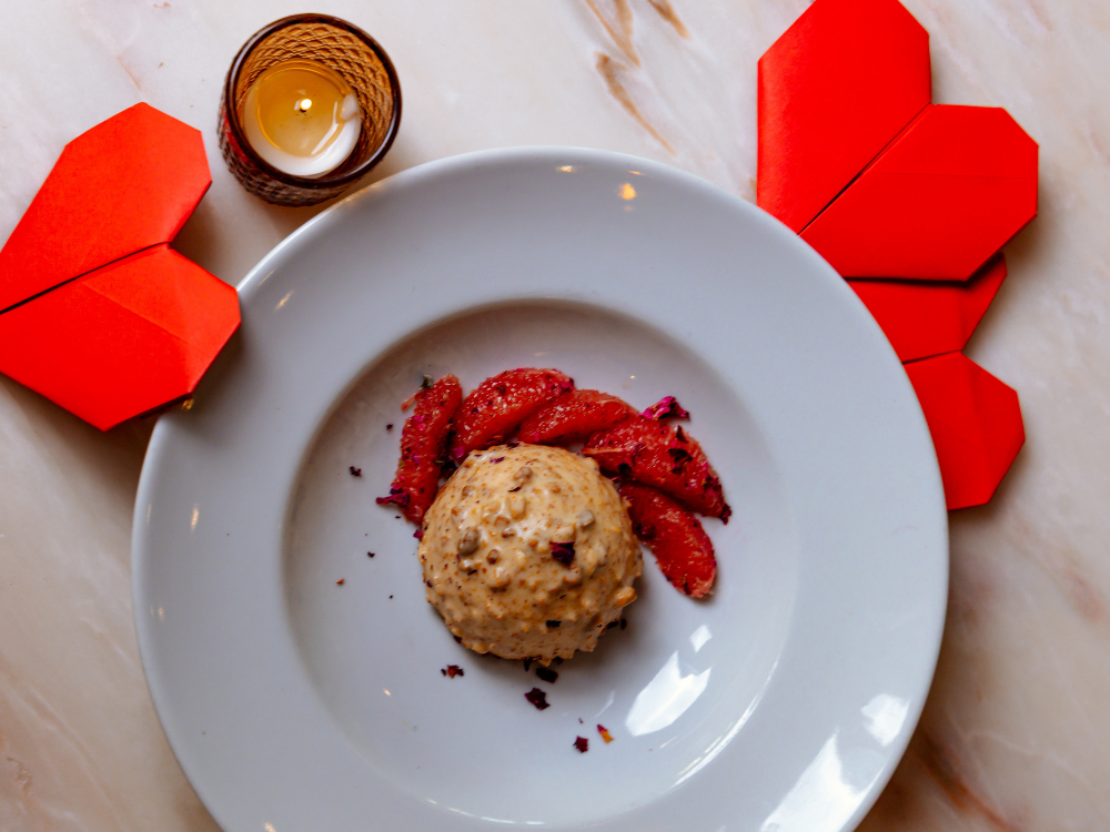 Ein romantisches Valentinstagsdinner im NENI Paris mit speziellen Menüs, Champagner, Live-Musik und mediterranen Aromen.